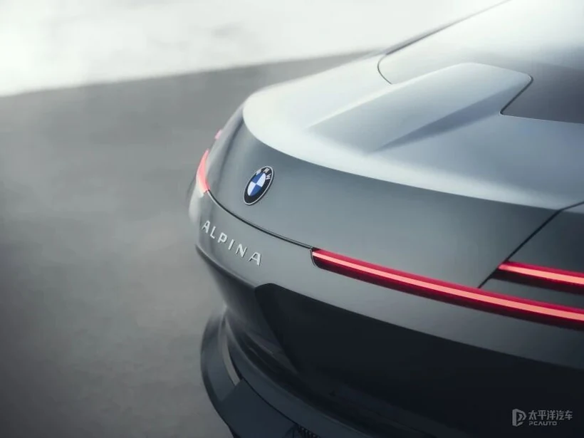 BMW Panoramic iDrive，副驾屏与专属UI语言